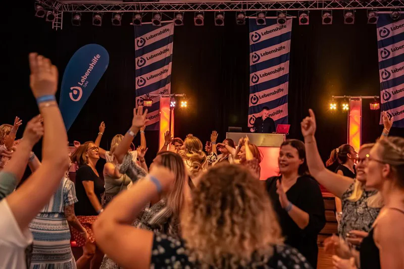 Gäste und Lichtstimmung bei einem von GalaxyEvents produzierten Event