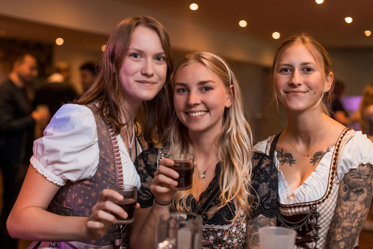 Bühne, Lichttechnik und Publikum bei einer GalaxyEvents Eventproduktion