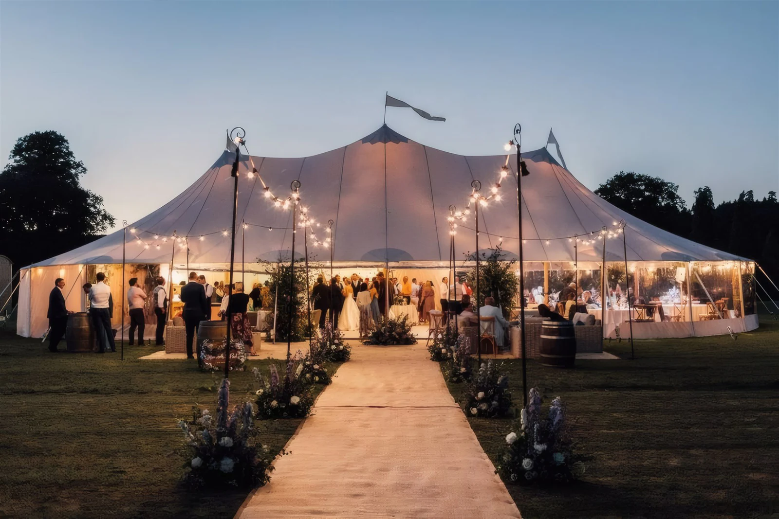 Beleuchtetes Sailcloth-Hochzeitszelt von GalaxyEvents bei warmer Abendstimmung