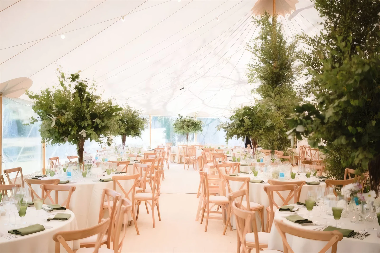 Festlich gedeckte Hochzeitstafel mit floraler Dekoration