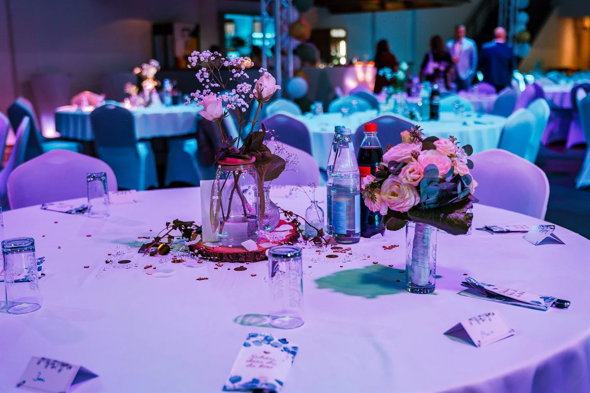 Professionell dekorierter Veranstaltungsraum für ein GalaxyEvents Firmenevent in Bassum