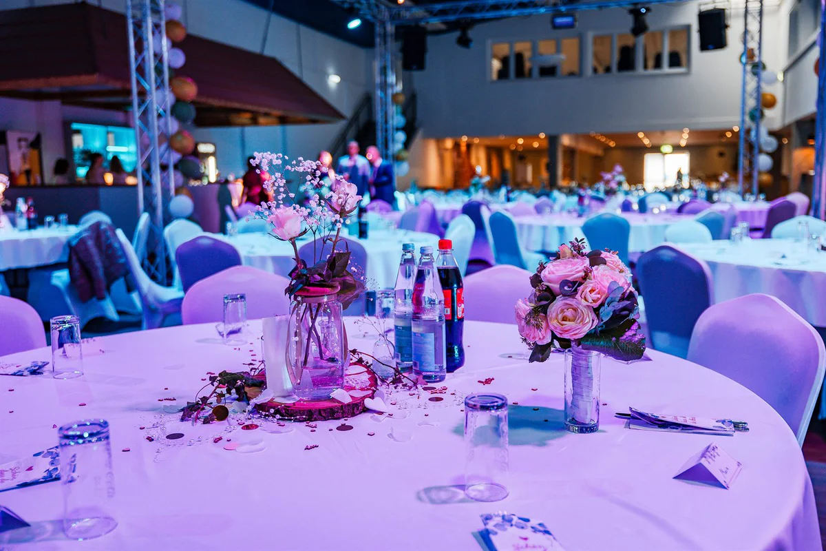 Moderne Eventdekoration bei einer professionell geplanten GalaxyEvents Veranstaltung