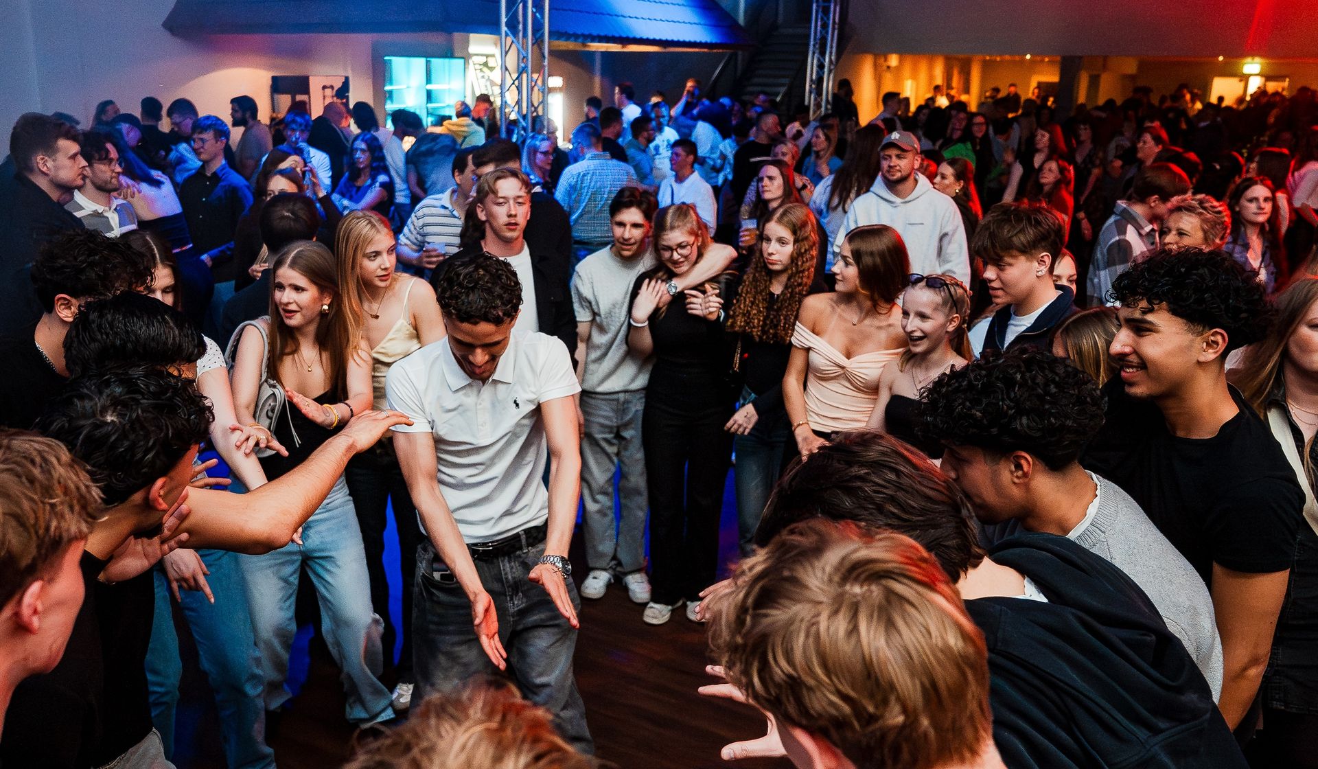 Innenansicht einer vorbereiteten Veranstaltung in der Gilde-Festhalle Bassum durch GalaxyEvents