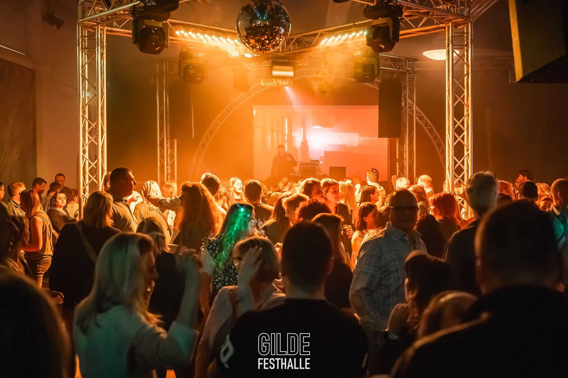 Titelbild zum Beitrag Zurück unter die Diskokugel: Die Ü30-Party bringt Bassum in Bewegung