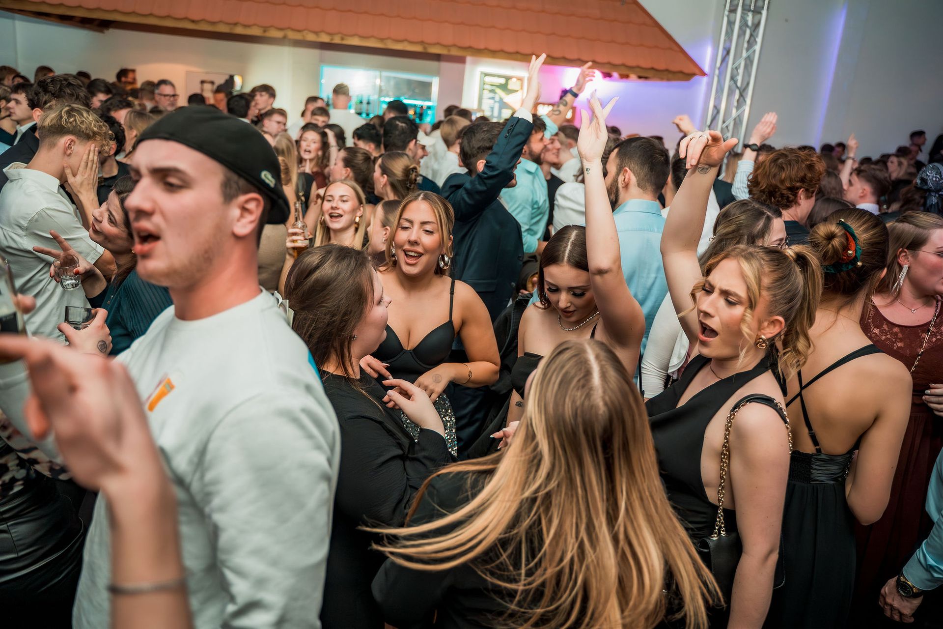 Stimmungsvolles öffentliches Event in Bassum mit Bühne, Beleuchtung und Gästen