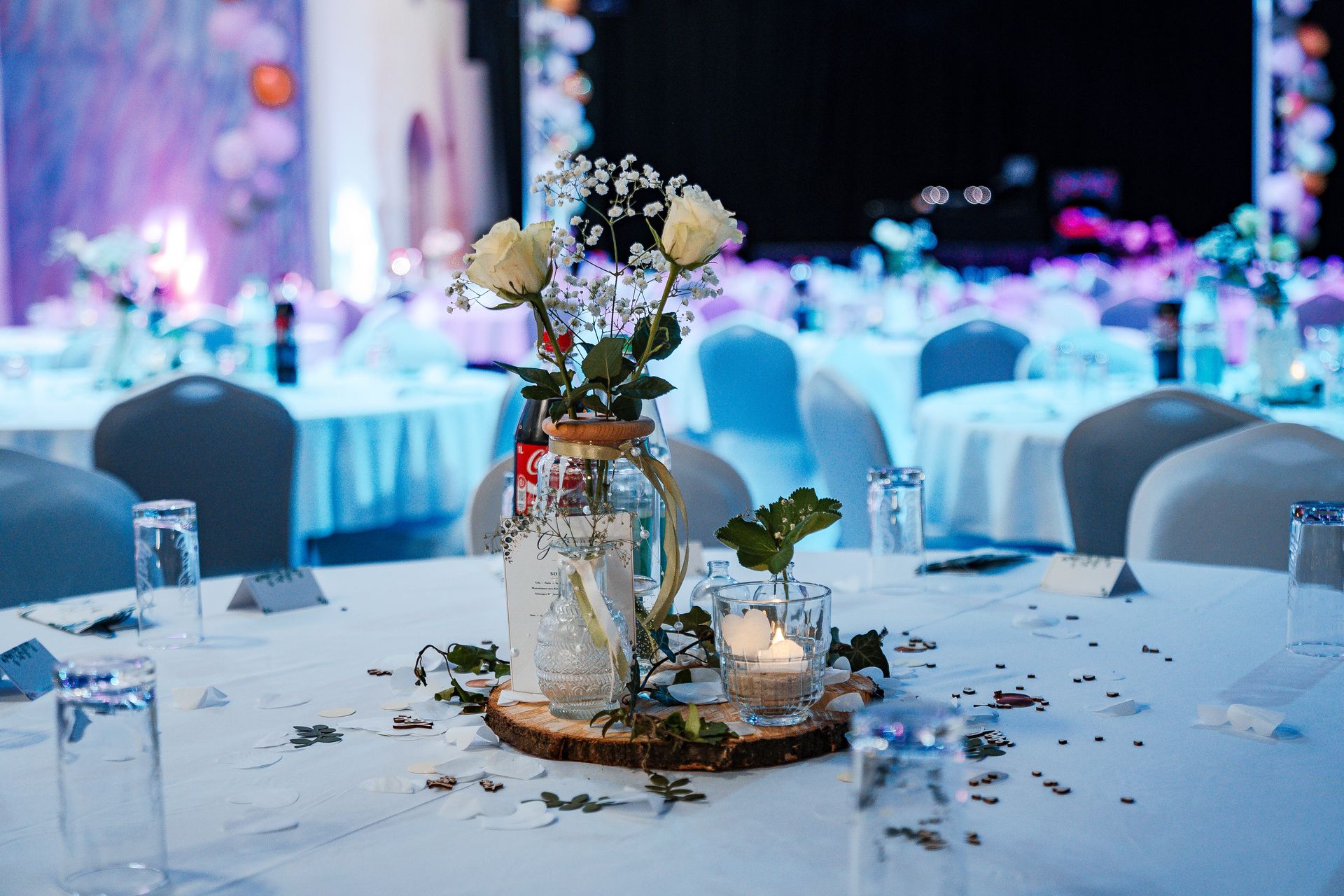 Festlich gedeckte Hochzeitstische in einem eleganten Sailcloth-Zelt