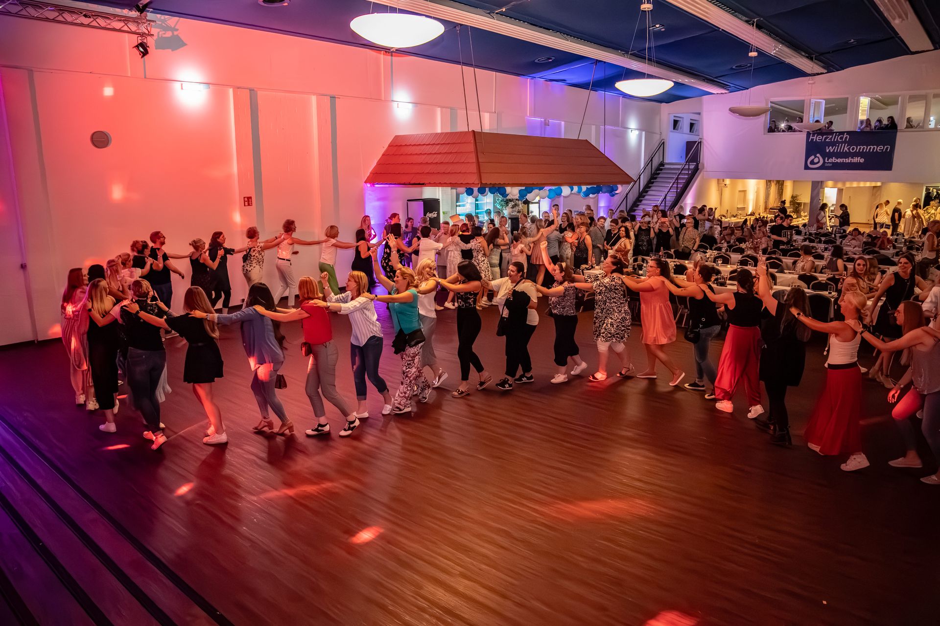Betriebsfest mit 450 Gästen in professionell geplanter Eventlocation mit Bühne, Lichttechnik und Cateringbereich