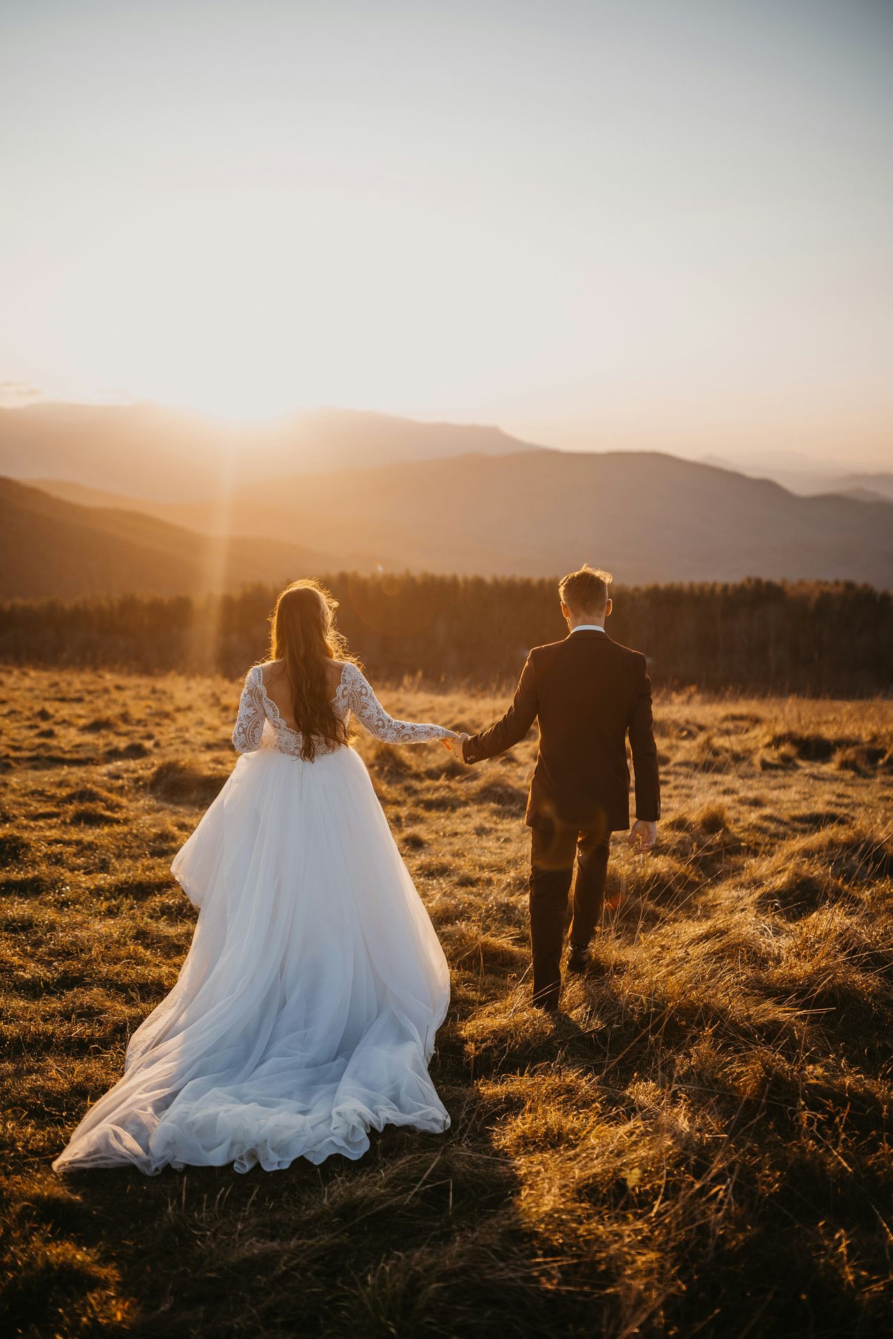 Stilvolle Hochzeit auf einer Wiese mit elegantem Hochzeitszelt, gedeckten Tischen und grüner Naturkulisse