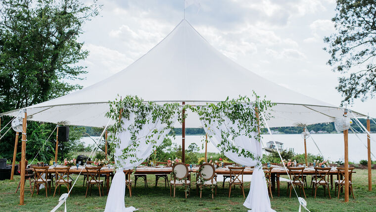 Vollständig aufgebautes helles Sailcloth-Zelt von GalaxyEvents für eine Hochzeit im Grünen