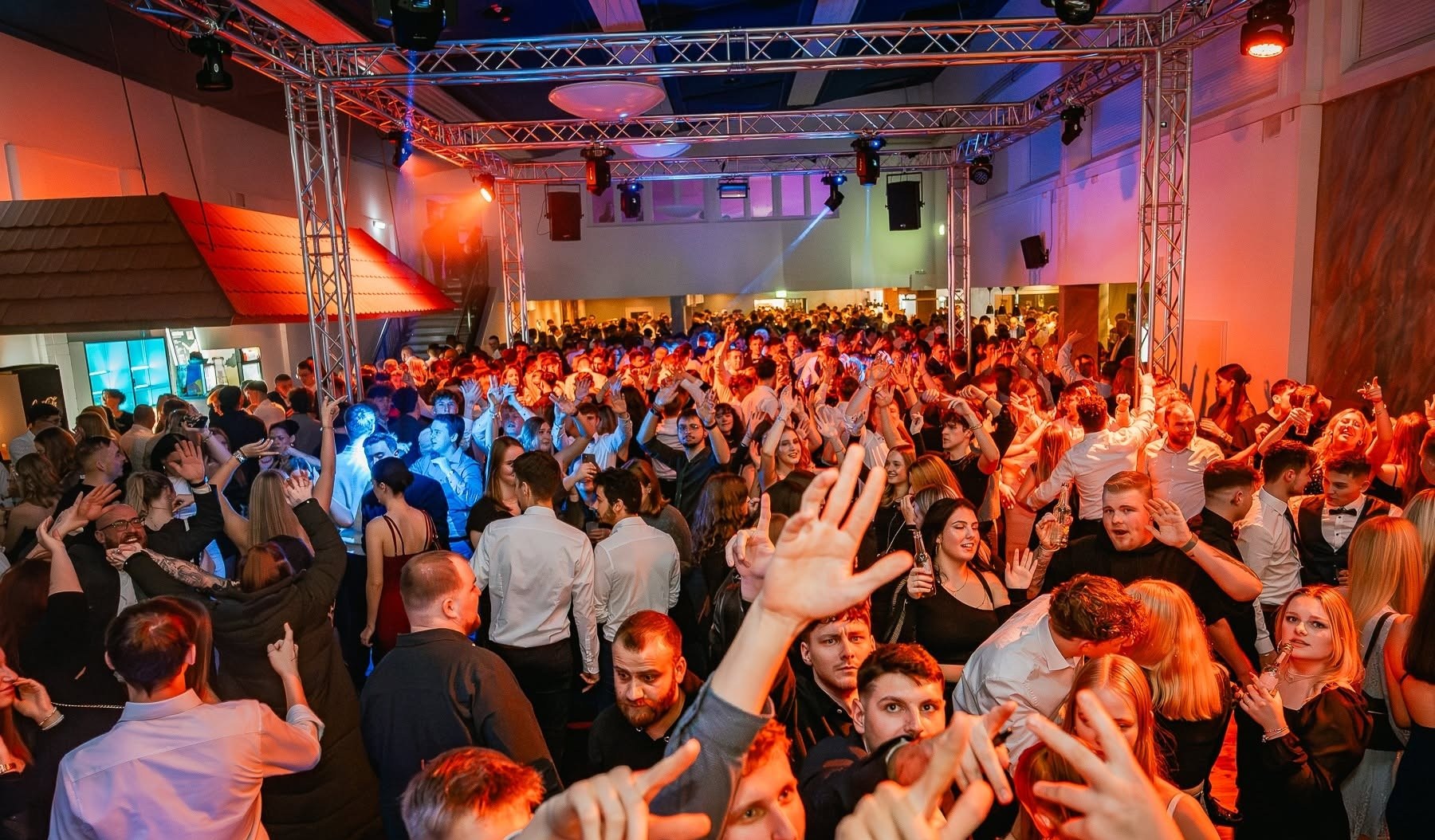 Titelbild zum Beitrag Weihnachtsball Bassum 2024: Festliche Atmosphäre und noch mehr gemeinsame Erinnerungen