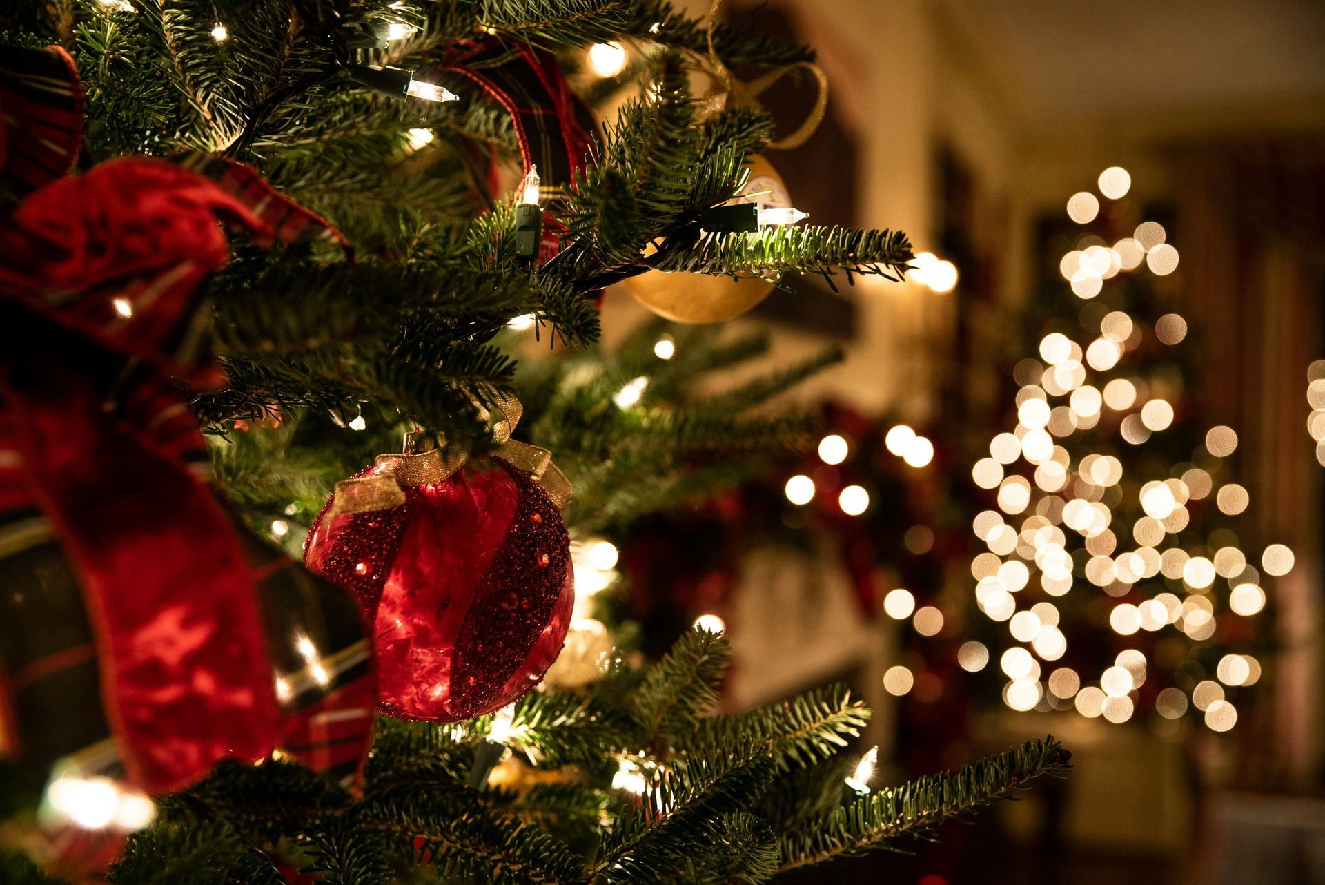 Festlich vorbereitete Firmenweihnachtsfeier mit gedeckten Tischen, Beleuchtung und Bühne