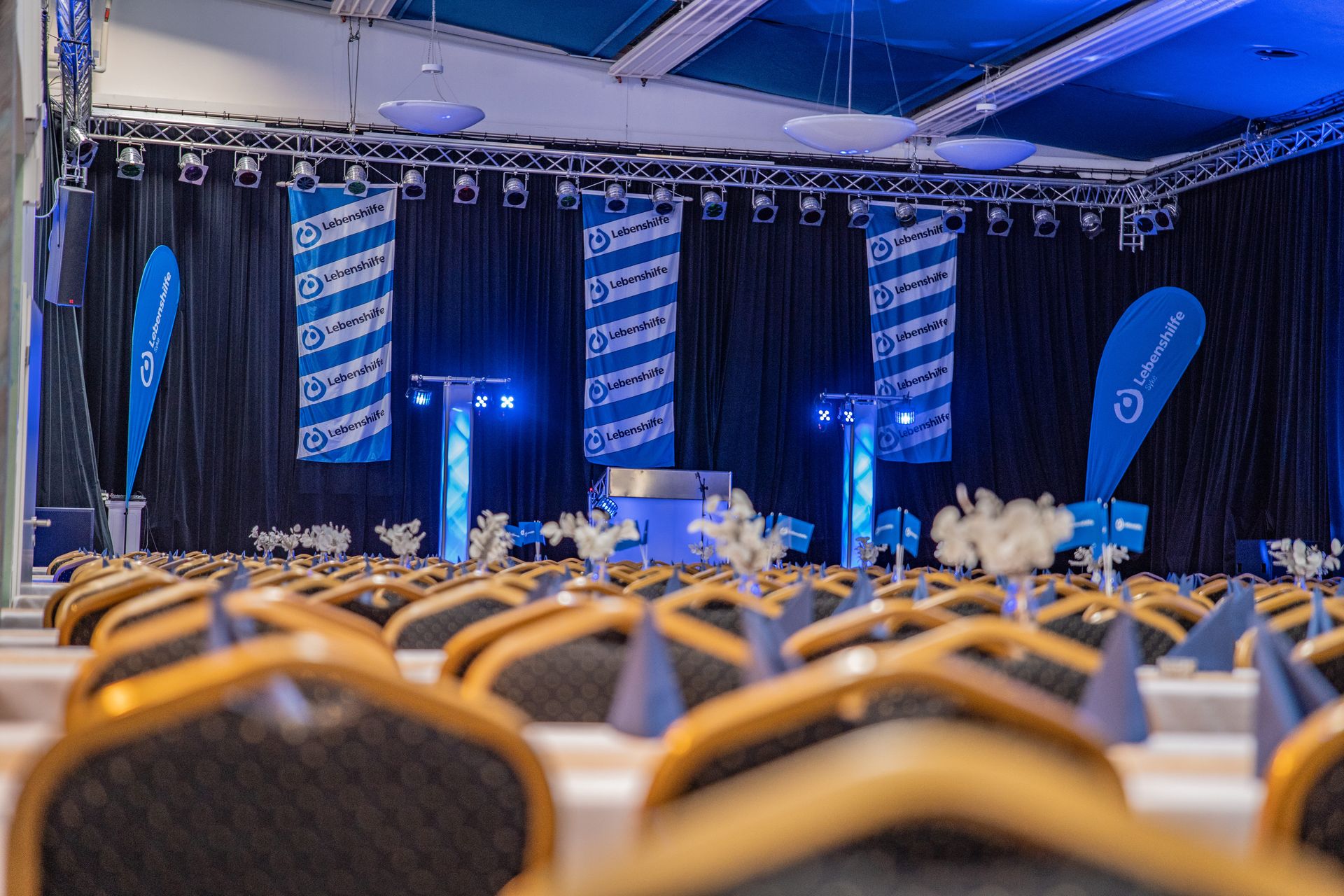 Professionell geplantes Kundenevent mit stilvoller Ausstattung, Lichttechnik und Gästen in hochwertiger Atmosphäre