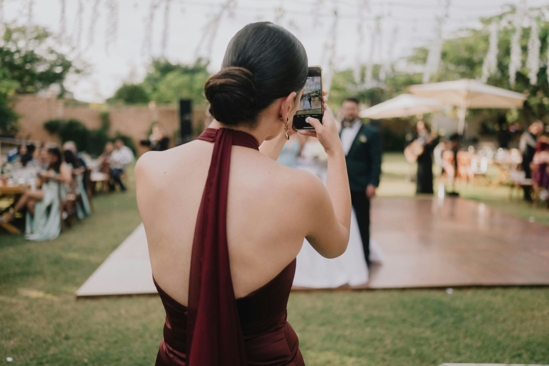 Tanzfläche auf einer stilvollen Hochzeit mit stimmigem Raumkonzept