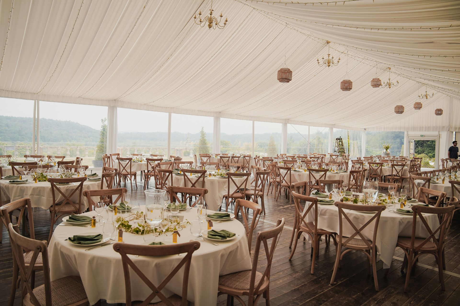 Stilvoll geplante Zelthochzeit mit elegantem Hochzeitszelt, Dinnerbereich und Beleuchtung