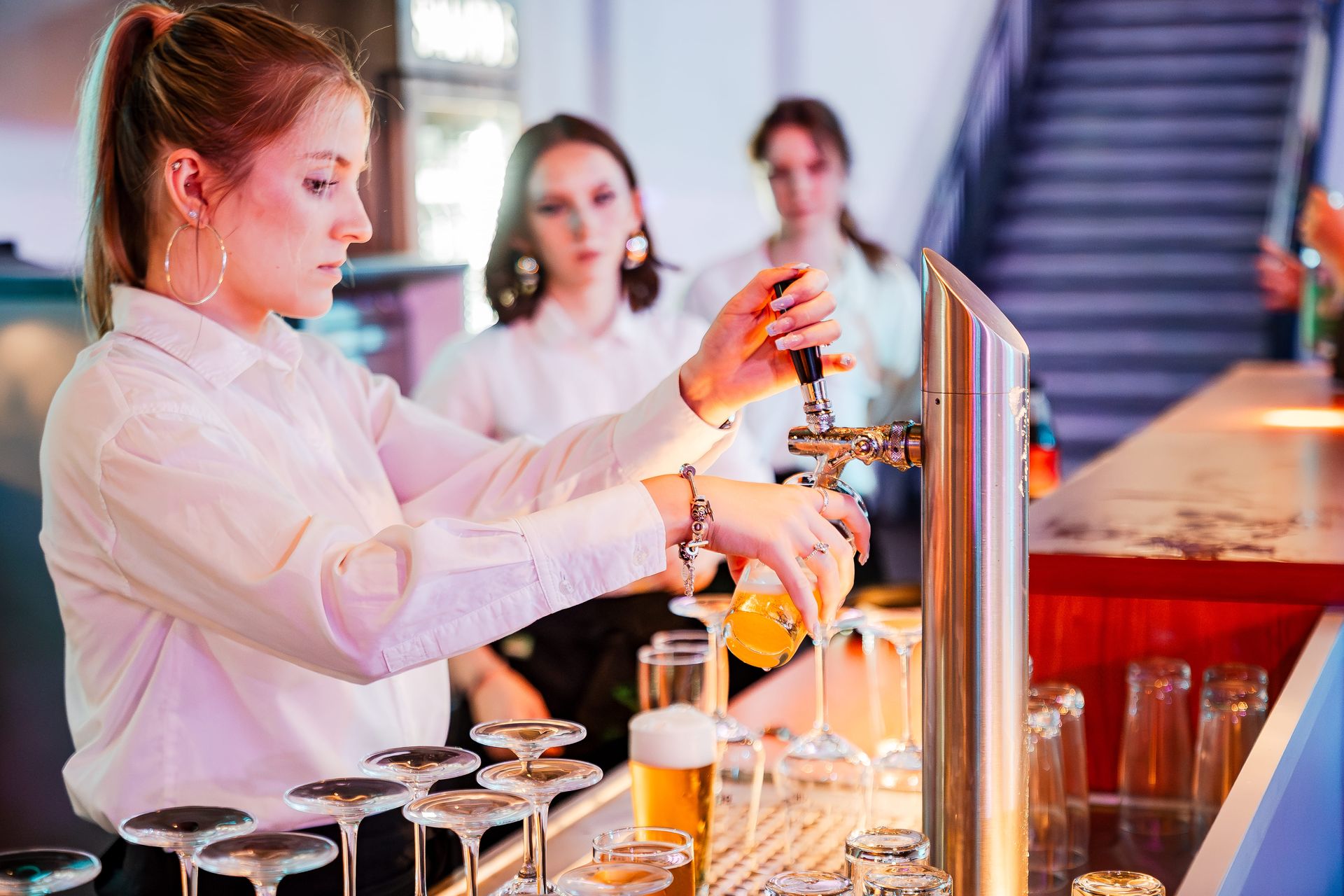 Servicekräfte bei einer stilvollen Hochzeit oder Firmenfeier mit Buffet und Getränkeservice