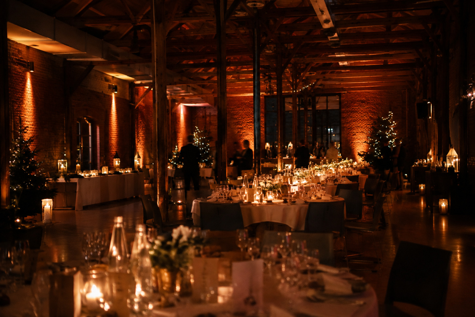 Festlich gestaltete Weihnachtsfeier für Unternehmen mit stimmungsvoller Beleuchtung und eleganter Tischdekoration