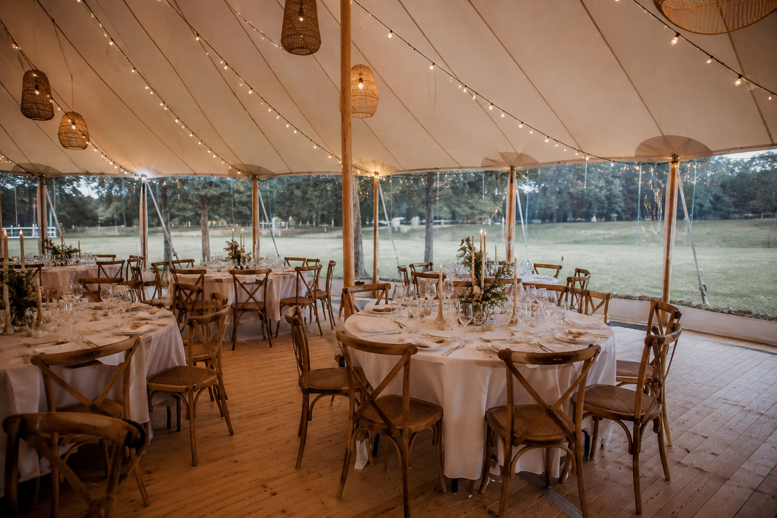 Elegantes Sailcloth-Zelt für eine Hochzeit auf freier Fläche mit heller Membran und hohen Zeltspitzen