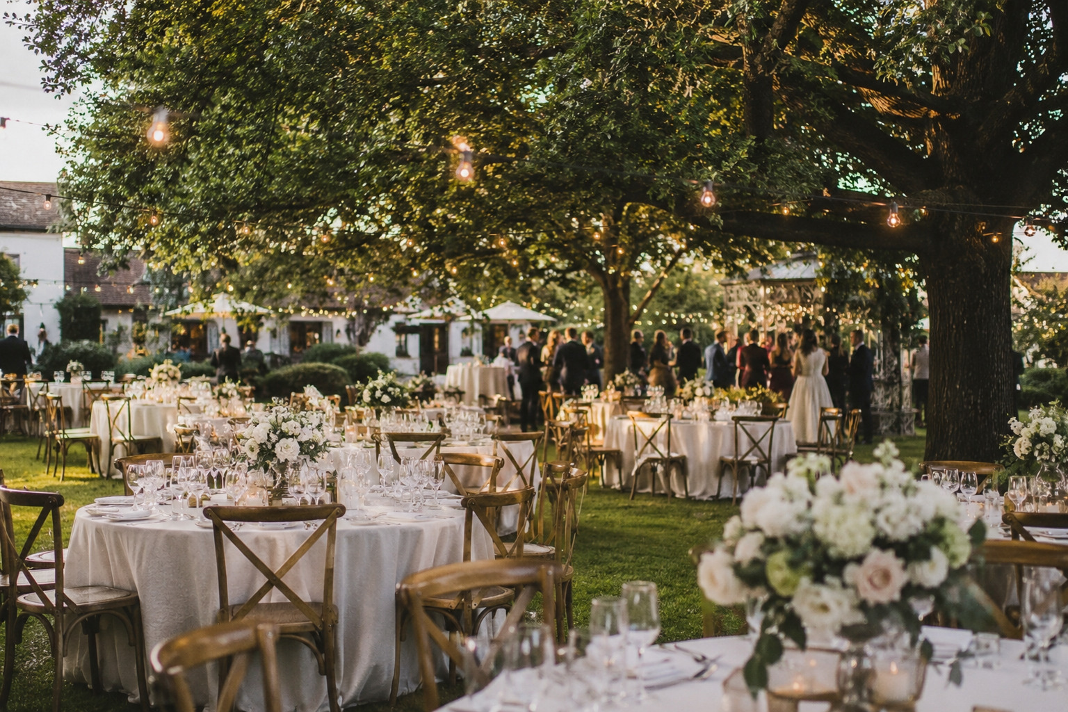 Stilvolle Hochzeit im eigenen Garten mit Zelt, Dinnerbereich und stimmungsvoller Beleuchtung