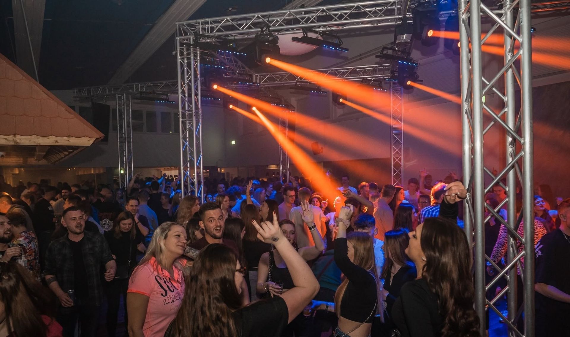 Titelbild zum Beitrag 90er- & 2000er-Kultparty: Die besten Hits einer ganzen Generation