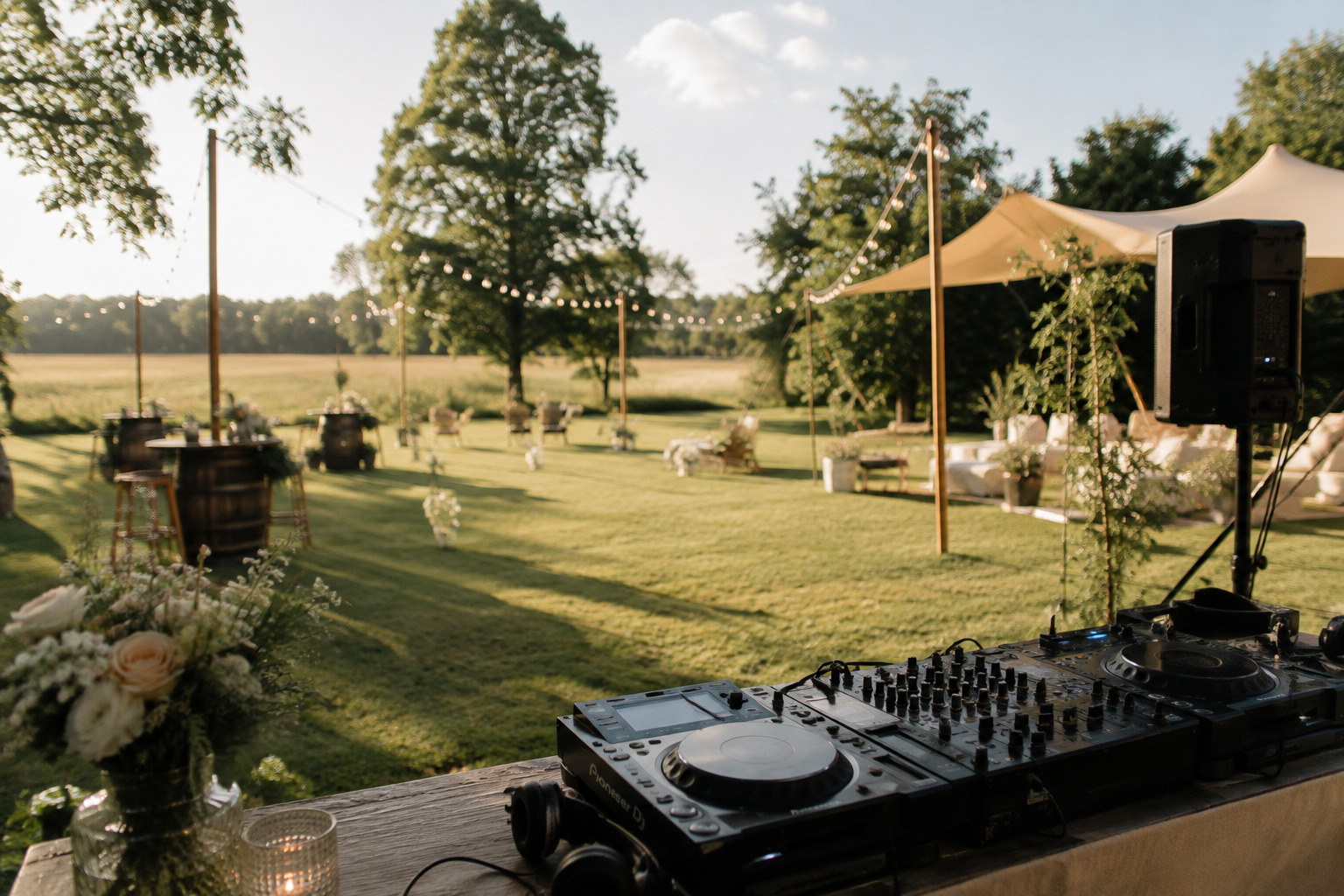 DJ-Setup und Tanzfläche in einem stilvoll beleuchteten Hochzeitszelt