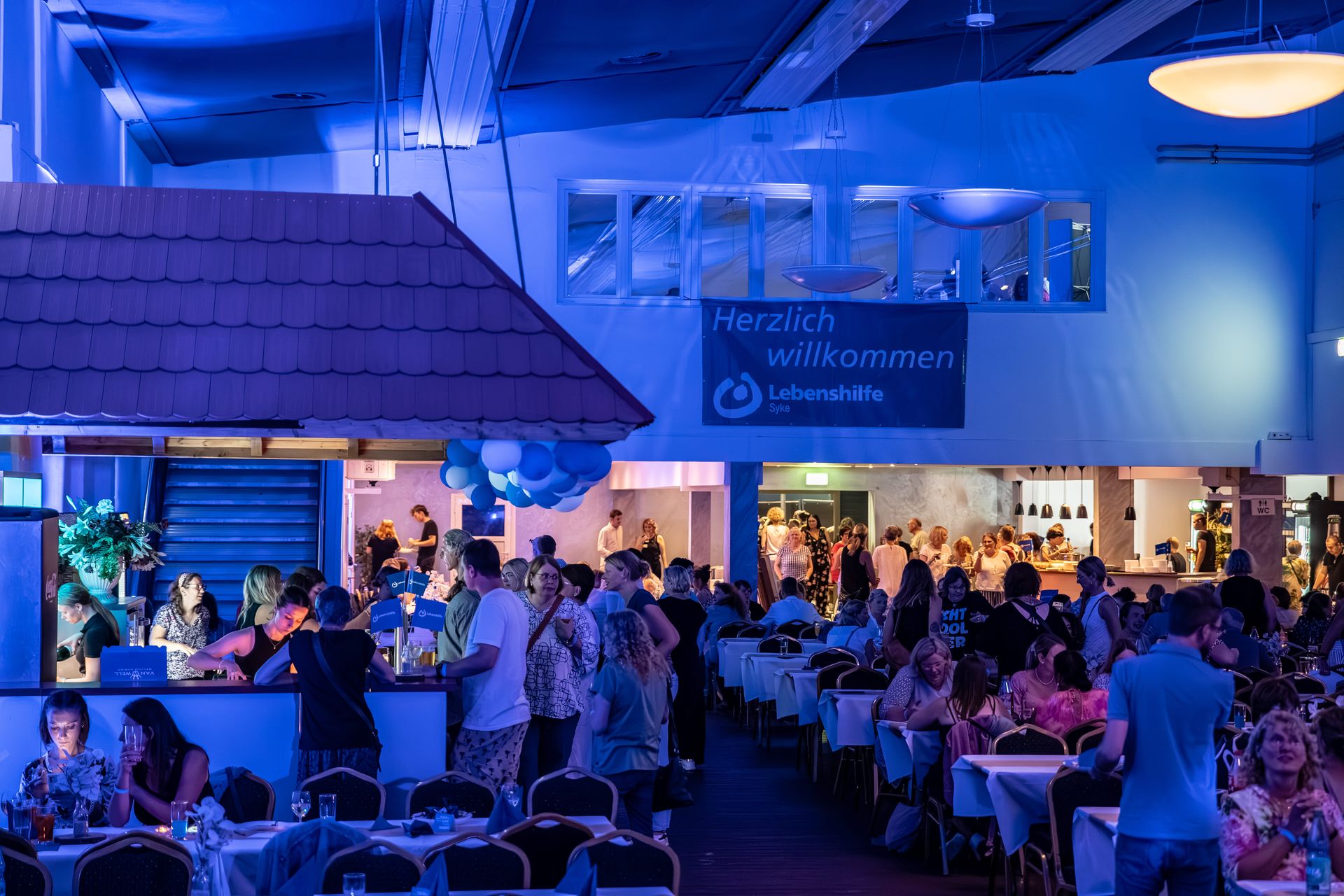 Leerer Saal wird Schritt für Schritt für ein fertiges Event in der Gilde-Festhalle vorbereitet
