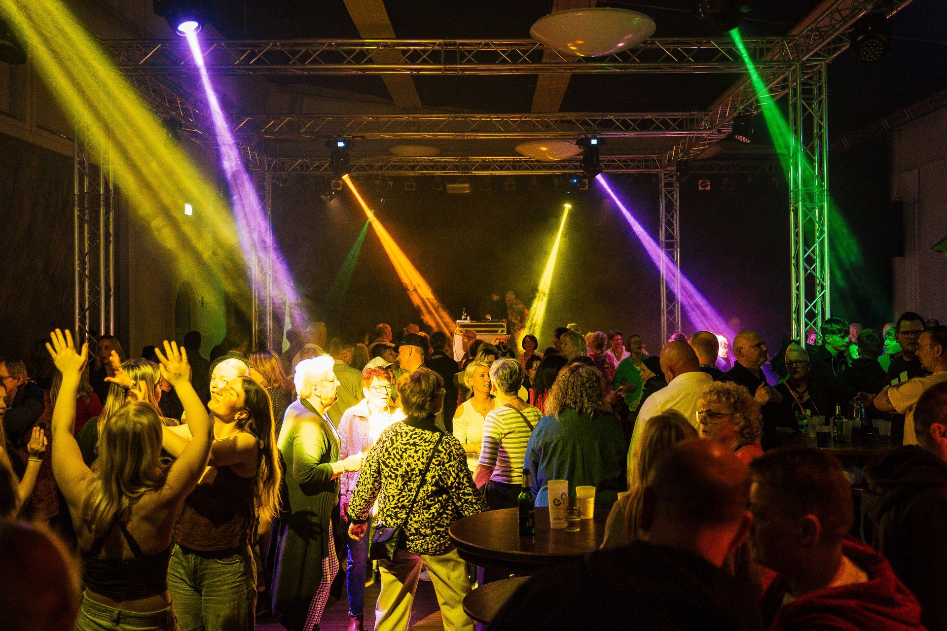 Titelbild zum Beitrag Schlagernacht 2026: Bassum singt und tanzt durch eine farbenfrohe Partynacht